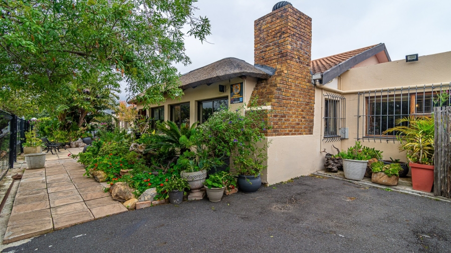 4 Bedroom Property for Sale in Dobson Western Cape